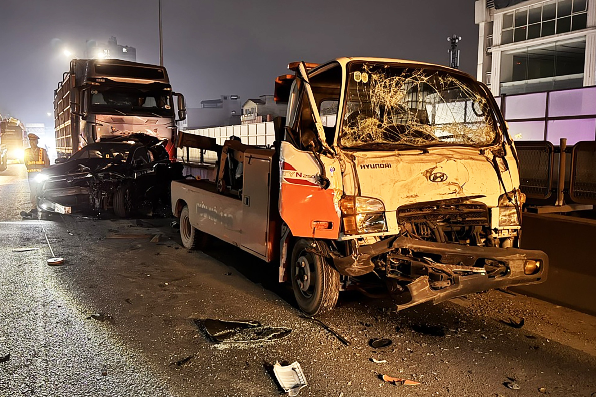 Tai nan lien hoan 4 oto tai Ha Noi, xe cuu ho cung 'dinh chum' hinh anh