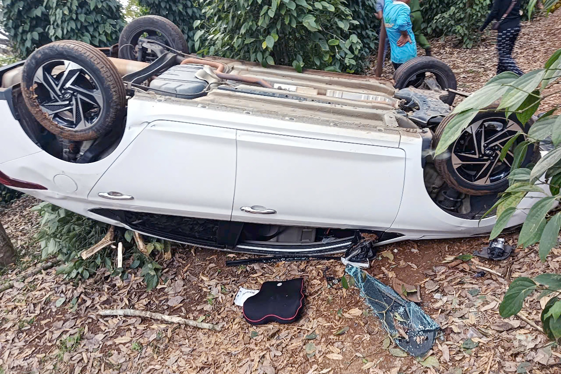 Oto lat ngua, tai xe mac ket khi bi nhom nguoi cam dao truy duoi hinh anh