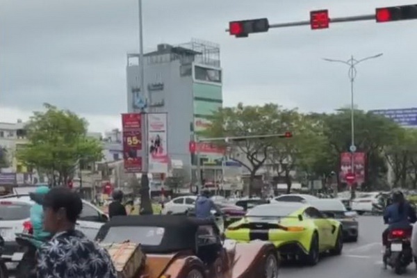 Doan sieu xe noi duoi vuot den do o trung tam Da Nang hinh anh