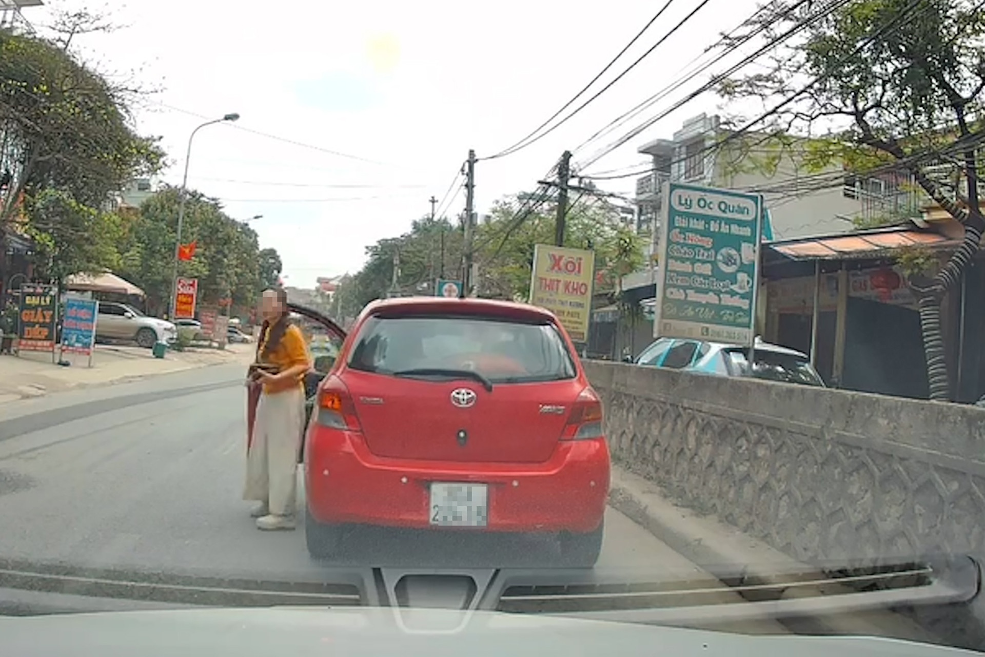 Dung xe giua duong anh 1