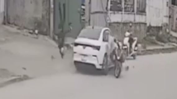 Oto di nguoc chieu, huc vang lien hoan hang loat xe may hinh anh