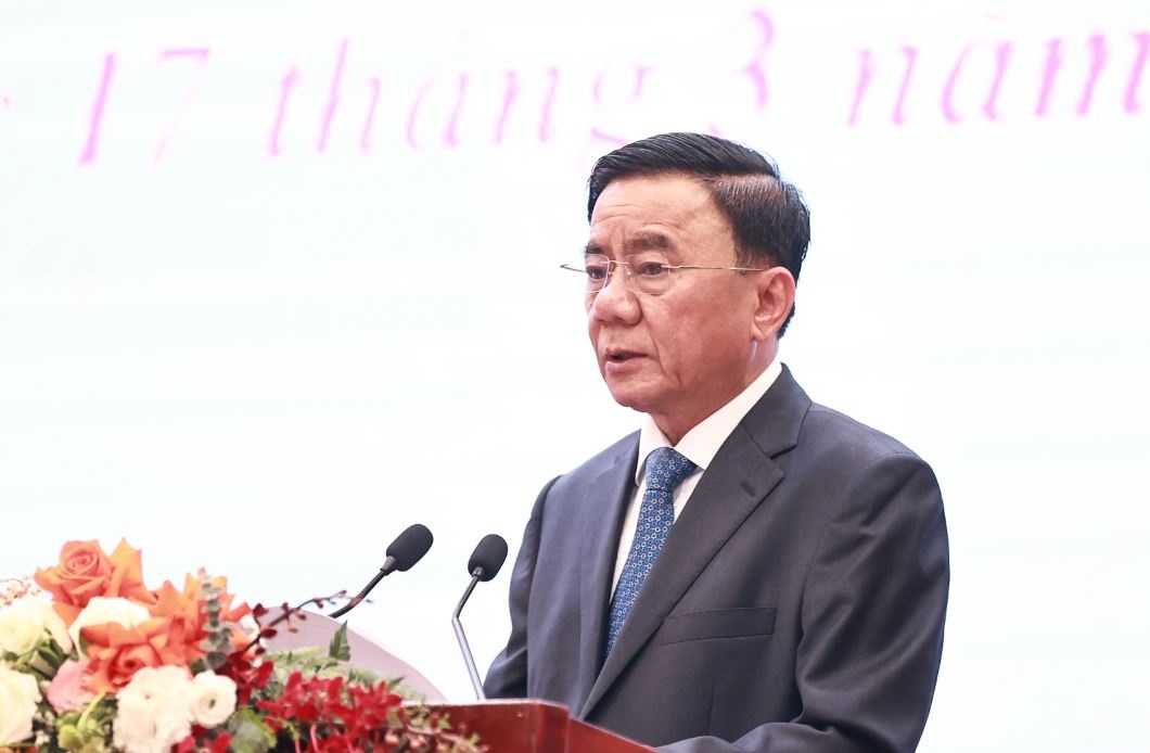 Thuong truc Ban Bi thu: 'Mang xa hoi dang tro thanh quyen luc tiem an' hinh anh