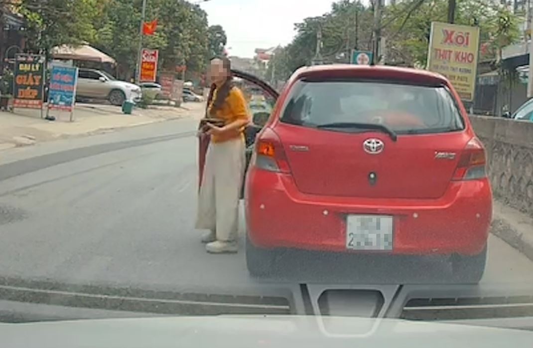 Nu tai xe o Ha Noi bat ngo dung oto giua duong roi bo di hinh anh