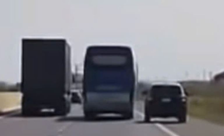 Xu phat tai xe xe khach ep oto con vao lan khan cap hinh anh