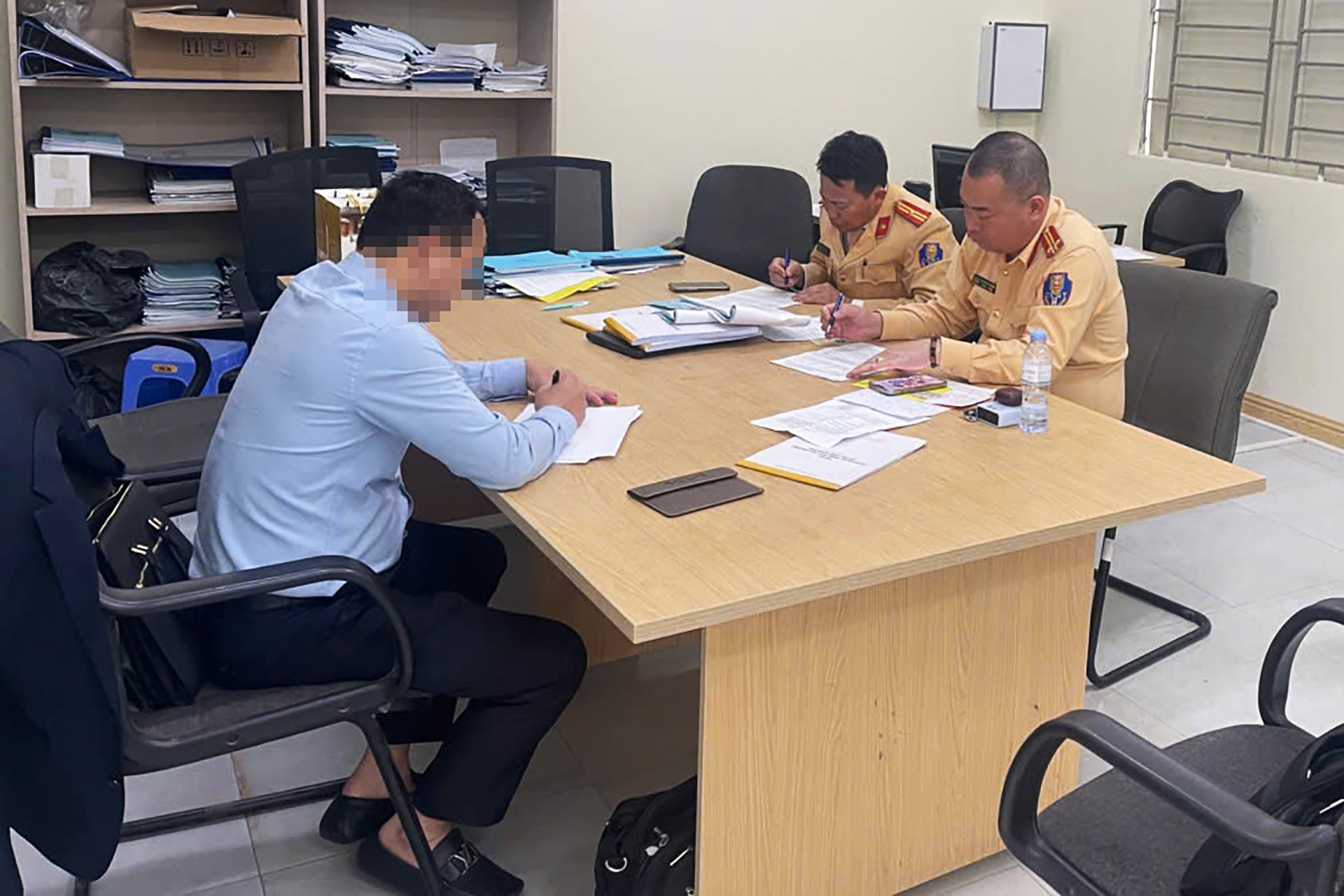 Tai xe oto dua ra ly do 'kho tin' khi lap bien gia di tren cao toc hinh anh