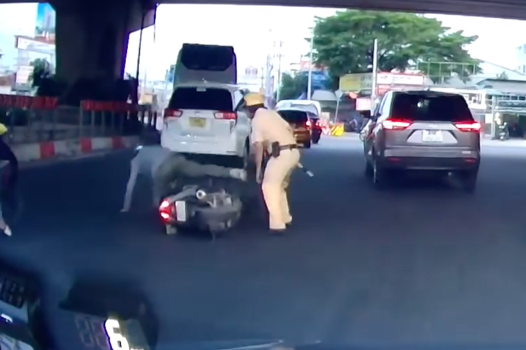 Tai xe tong canh sat anh 1