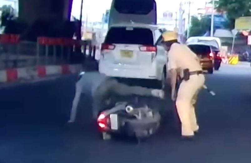 Tai xe tong vao chan CSGT, nong do con kich khung o TP.HCM hinh anh