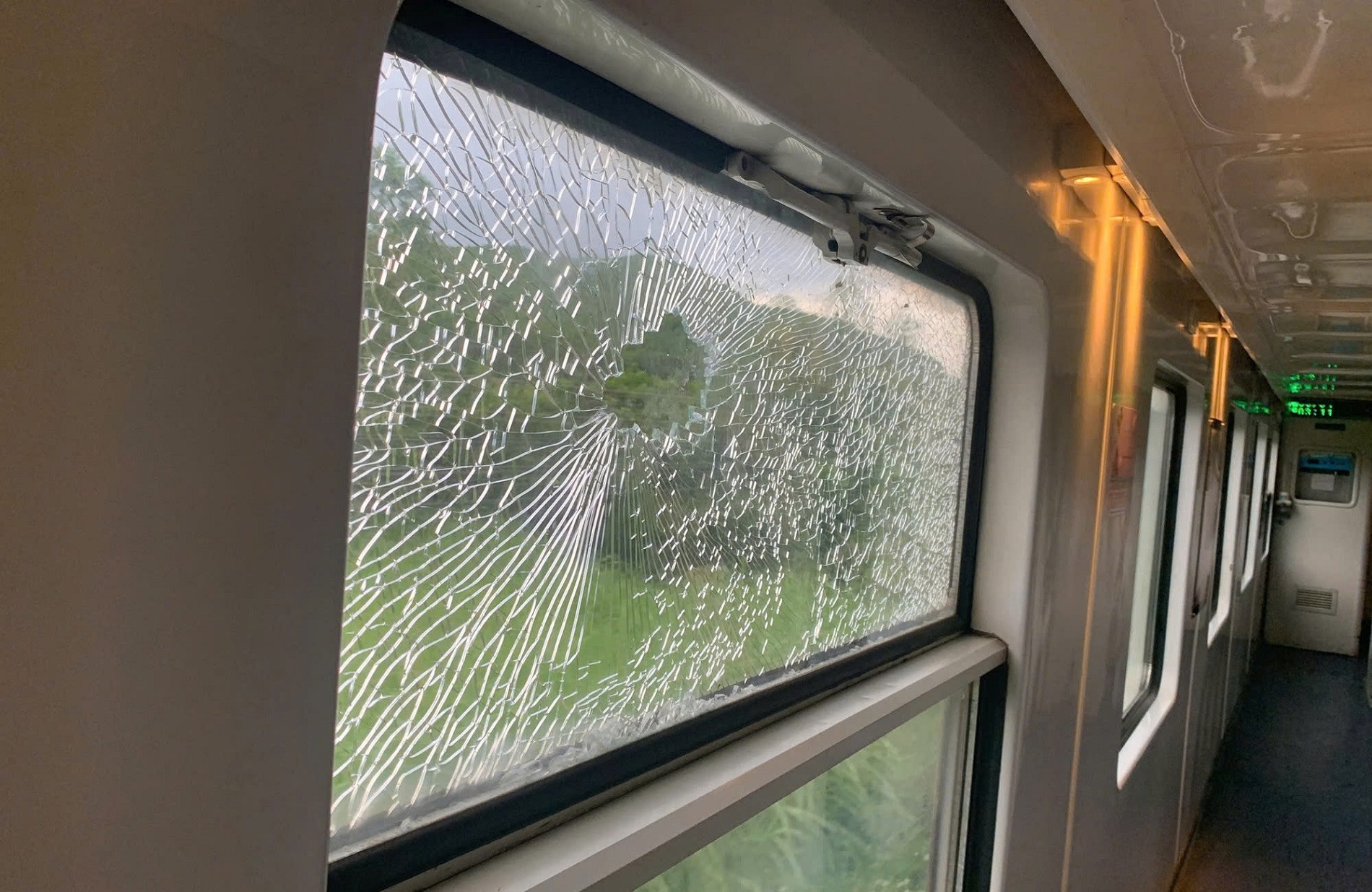 Cong an moi lam viec nhom hoc sinh nem da vo kinh tau SE1 hinh anh