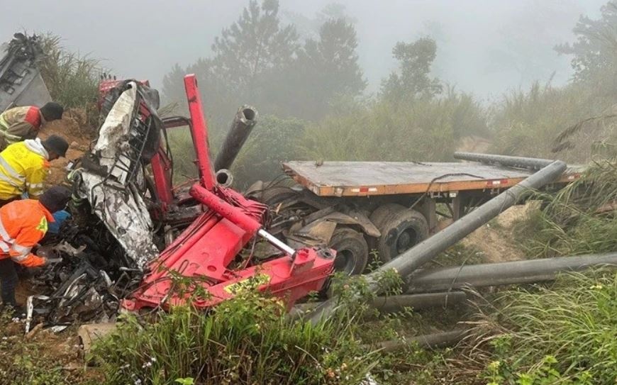 Xe container cho tru dien lao xuong vuc, hai nguoi tu vong hinh anh