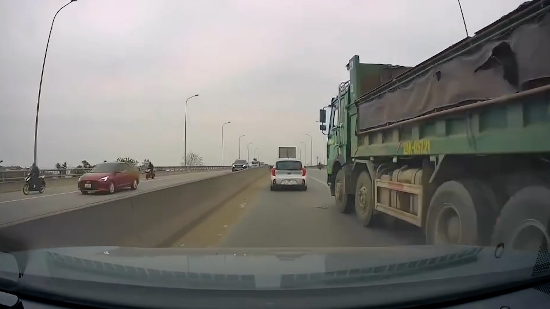 Xe tai ep oto con anh 1