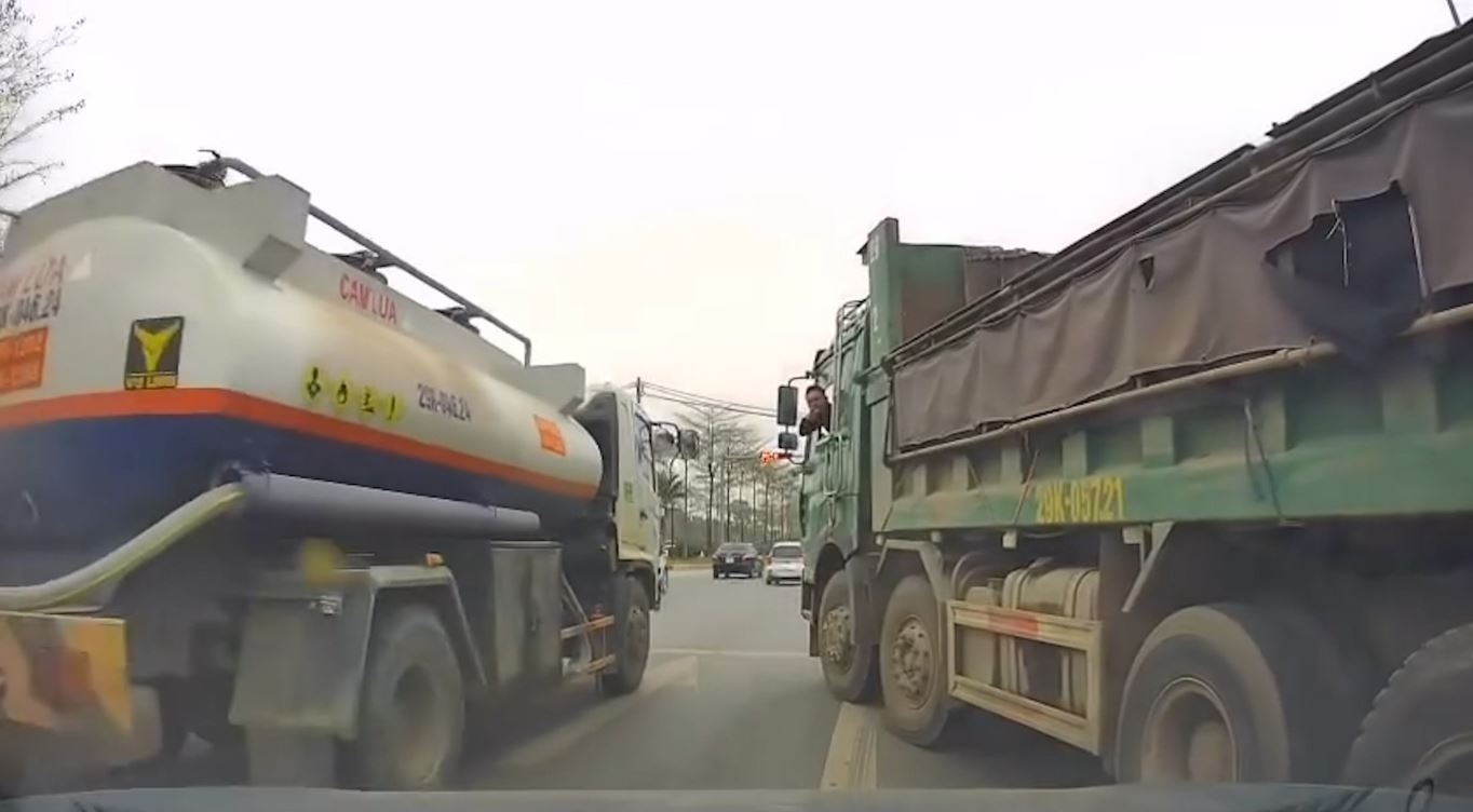 Xe tai 'dao nhu rang lac', chen ep oto con tren cau o Ha Noi hinh anh