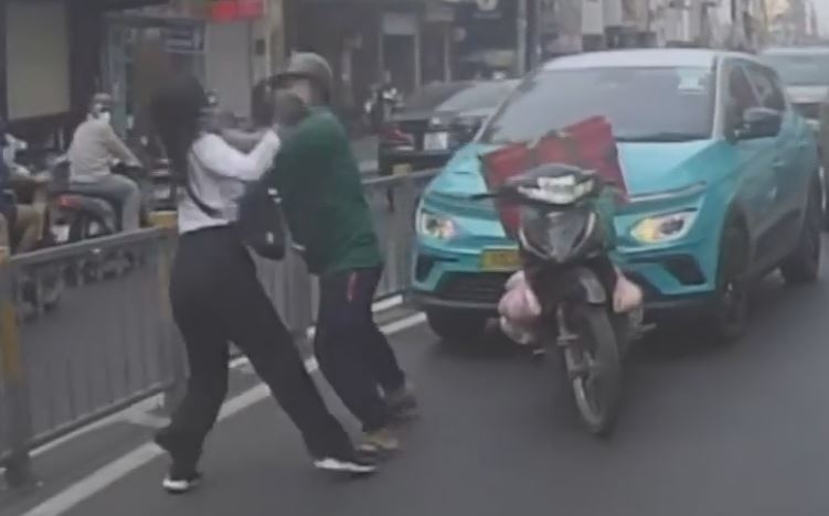Nu tai xe danh nhau voi nguoi giao hang o TP.HCM hinh anh