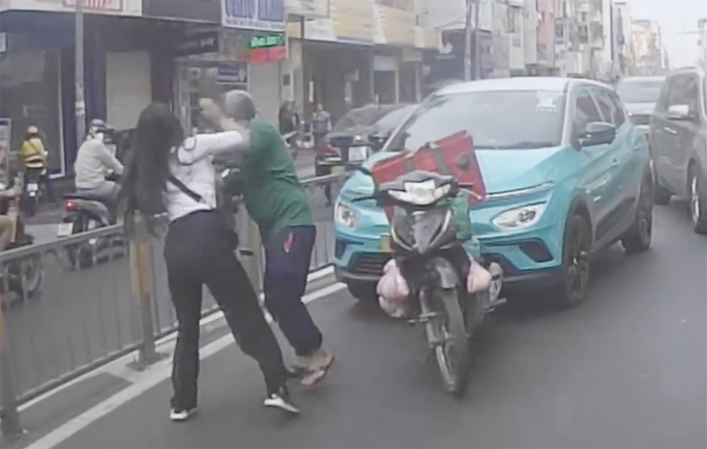 Cong an moi lam viec nu tai xe va nguoi giao hang danh nhau giua pho hinh anh