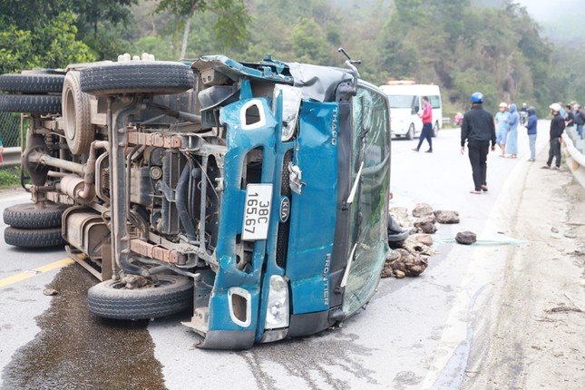 Tam giam tai xe xe tai tong 2 me con co giao tu vong hinh anh