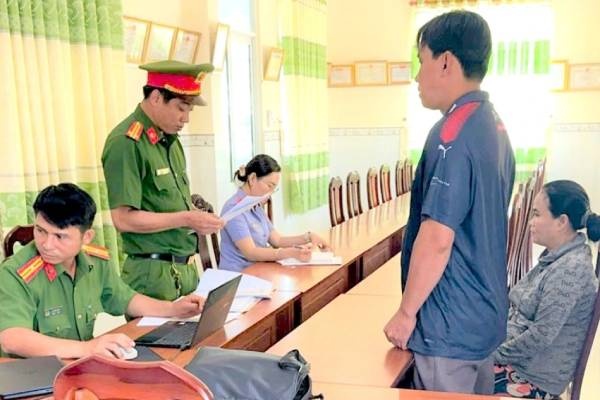 Khoi to nguoi dan ong buon ban sach giao khoa gia hinh anh