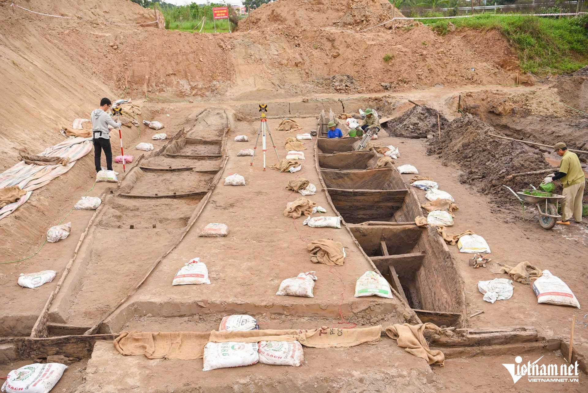 Bac Ninh khai quat khan cap 2 thuyen co duoc phat hien duoi long ao hinh anh