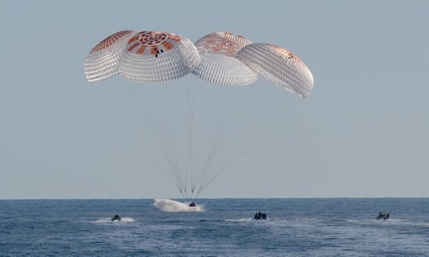 Khoanh khac 2 phi hanh gia NASA dap xuong bien sau 9 thang tren vu tru hinh anh