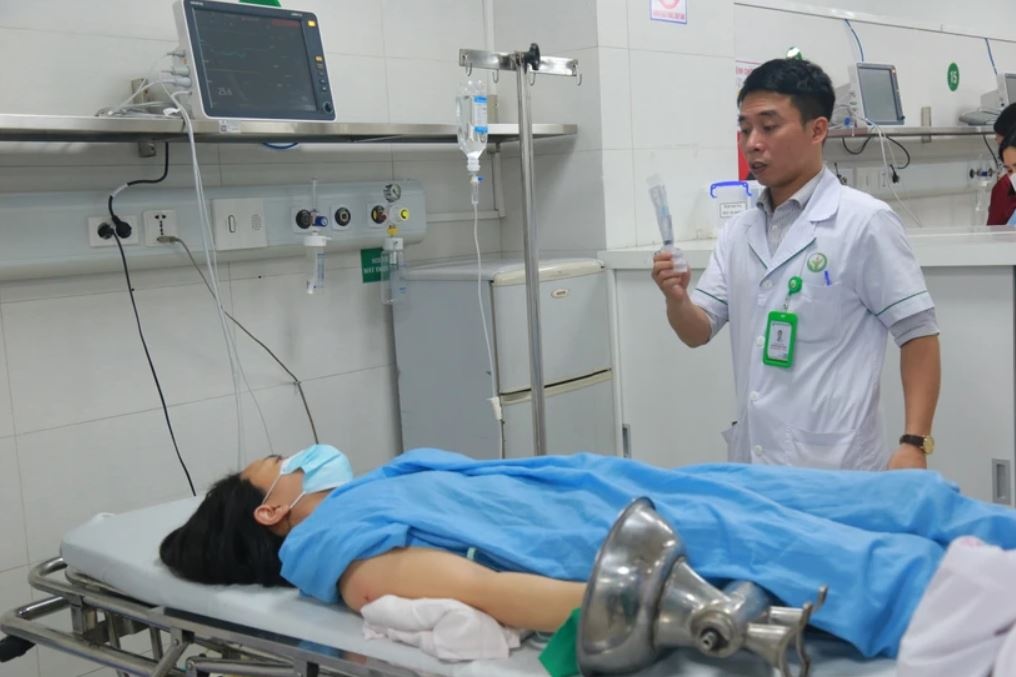 Nguoi phu nu suyt mat ban tay do bi cuon vao may xay thit hinh anh