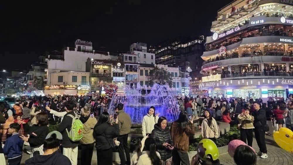 CSGT Ha Noi de nghi nguoi dan khong dung xe chup anh toa 'Ham Ca Map' hinh anh