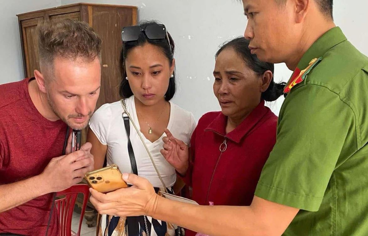 Me Viet trung phung con gai Phap sau 27 nam, noi loi gan ruot hinh anh