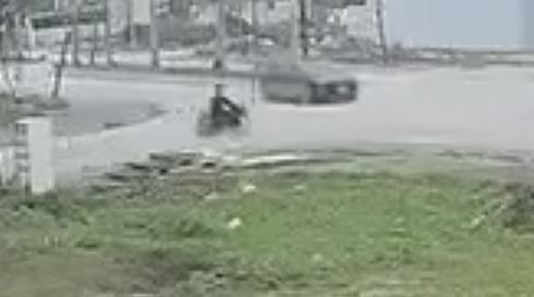 Nam sinh di xe may nam bat dong sau khi lao thang vao oto hinh anh