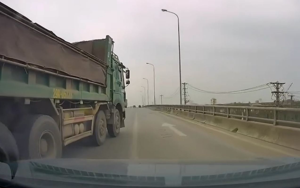 Tim tai xe oto con bi xe tai 'chen ep' tren cau vuot o Ha Noi hinh anh