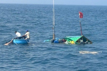 Chim tau ca khien mot nguoi chet, 4 nguoi mat tich o Quang Nam hinh anh