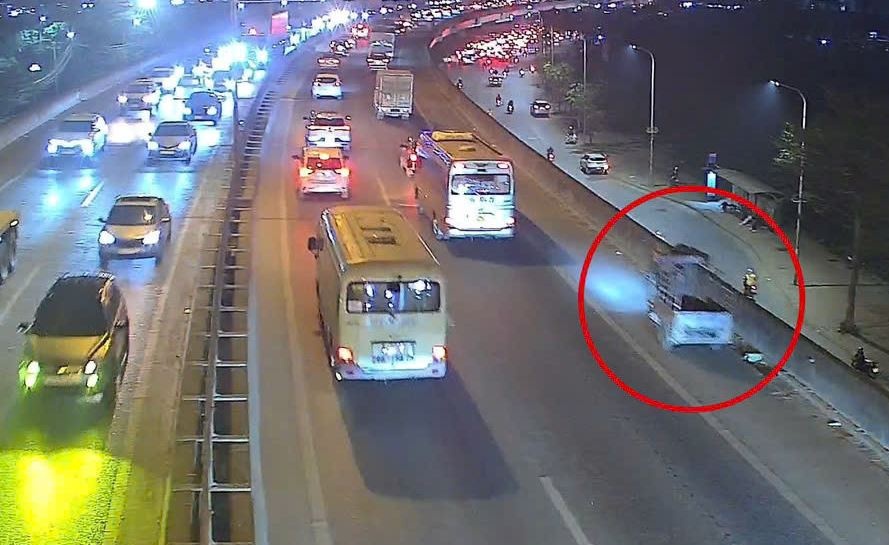 Thu giu xe ba banh 'di lac' len cao toc vanh dai 3 tren cao o Ha Noi hinh anh