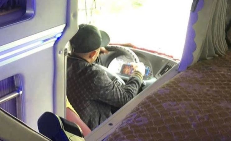 Tai xe vua lai xe khach vua choi game doi dien muc phat nao? hinh anh