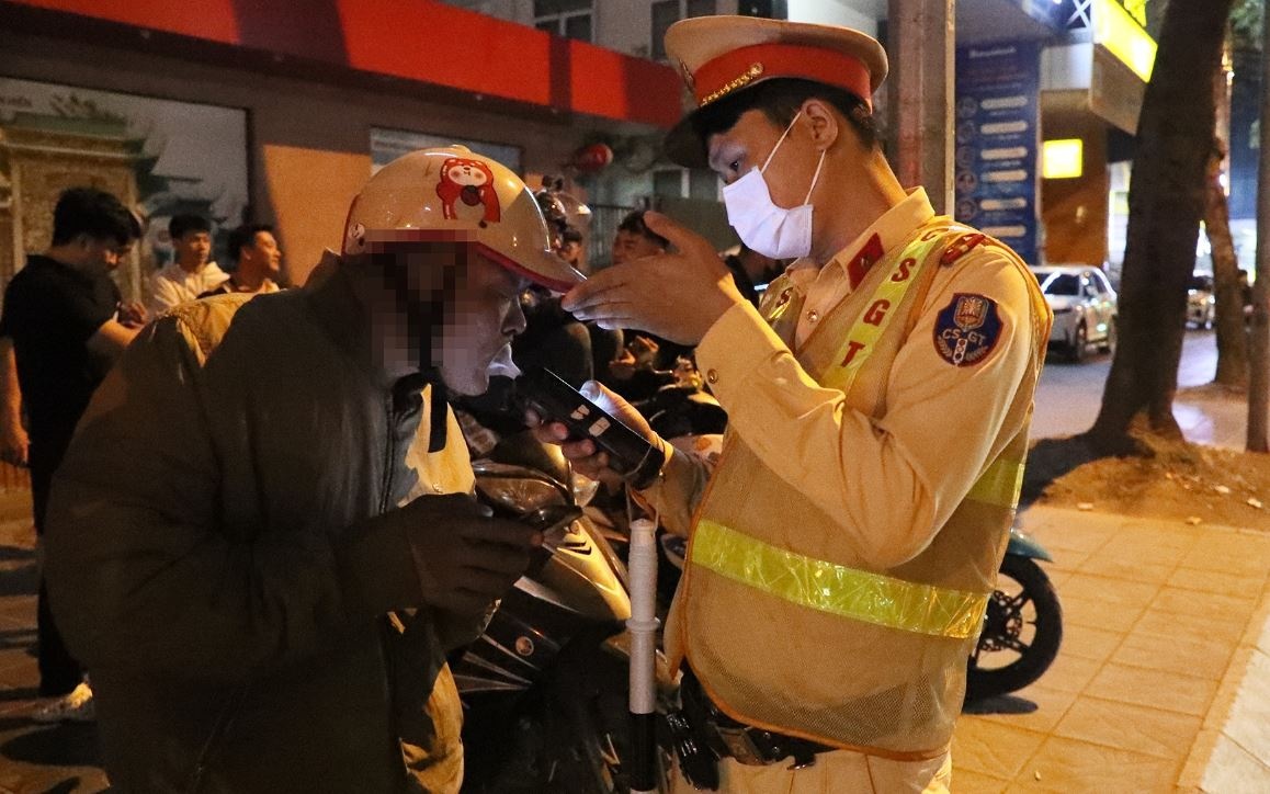 CSGT don long, tai xe vi pham gap 3 lan kich khung van noi 'chua say' hinh anh