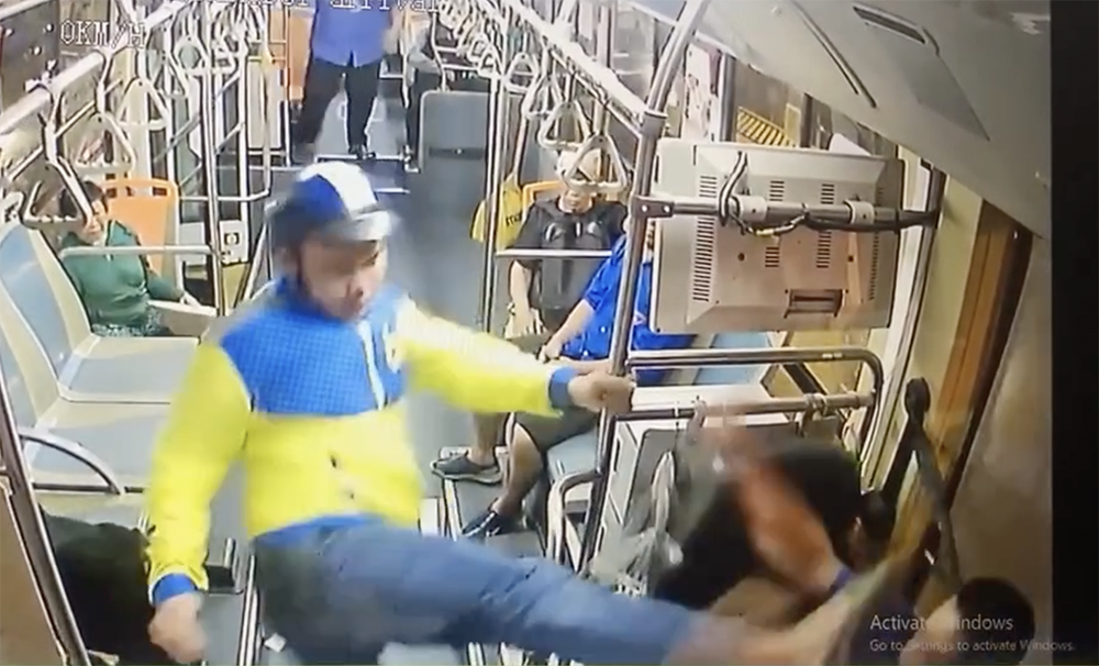 Tai xe danh xe bus anh 1