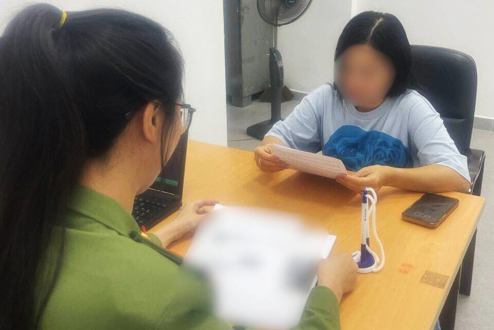 Bac tin sai 'dung xe o lan khan cap di ve sinh van bi phat nguoi' hinh anh