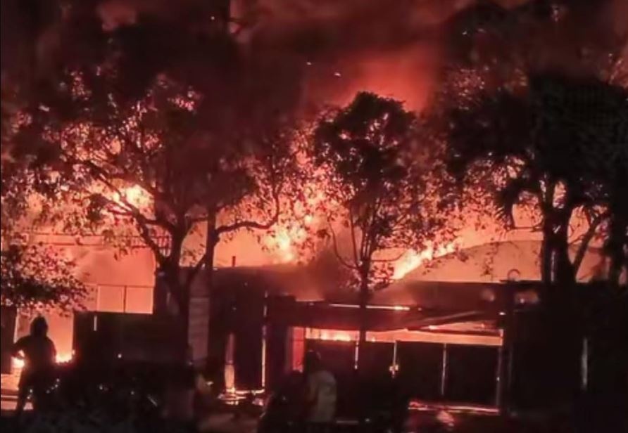 Chay lon, lua ngun ngut canh cay xang o Ha Noi hinh anh