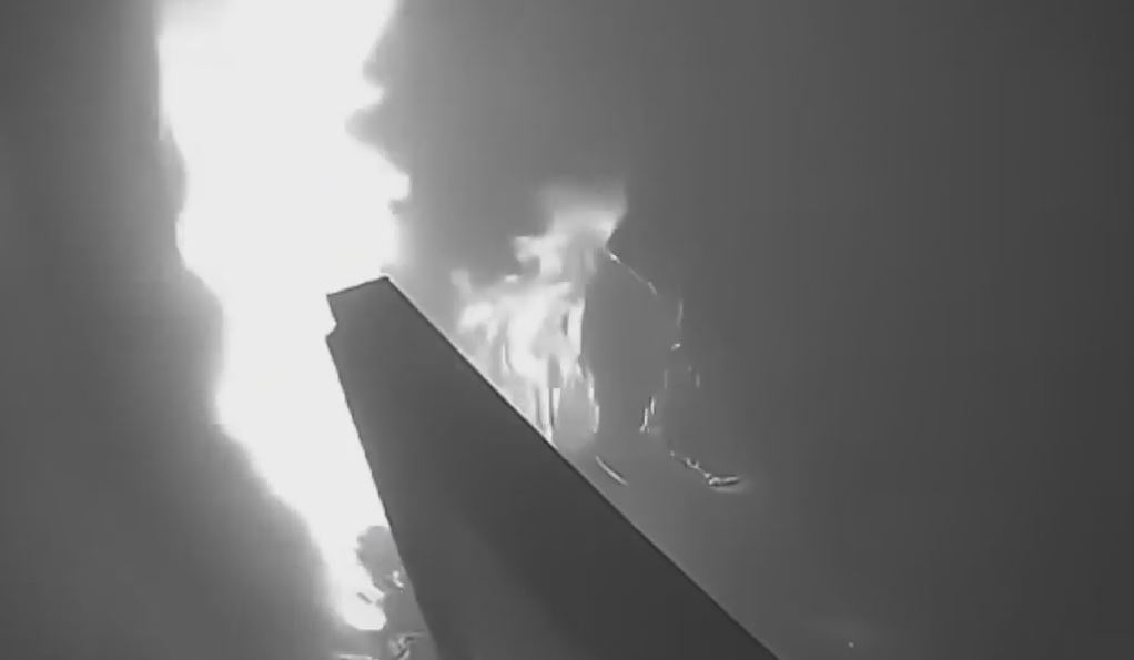 Xe may dien bat ngo boc chay, phun lua du doi trong nha dan hinh anh