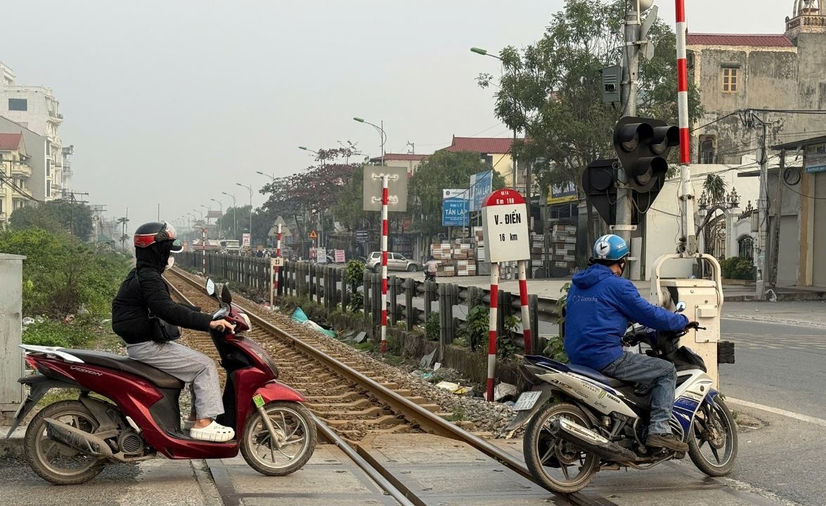 Tin moi vu barie bat ngo mo khi tau den o Ha Noi hinh anh