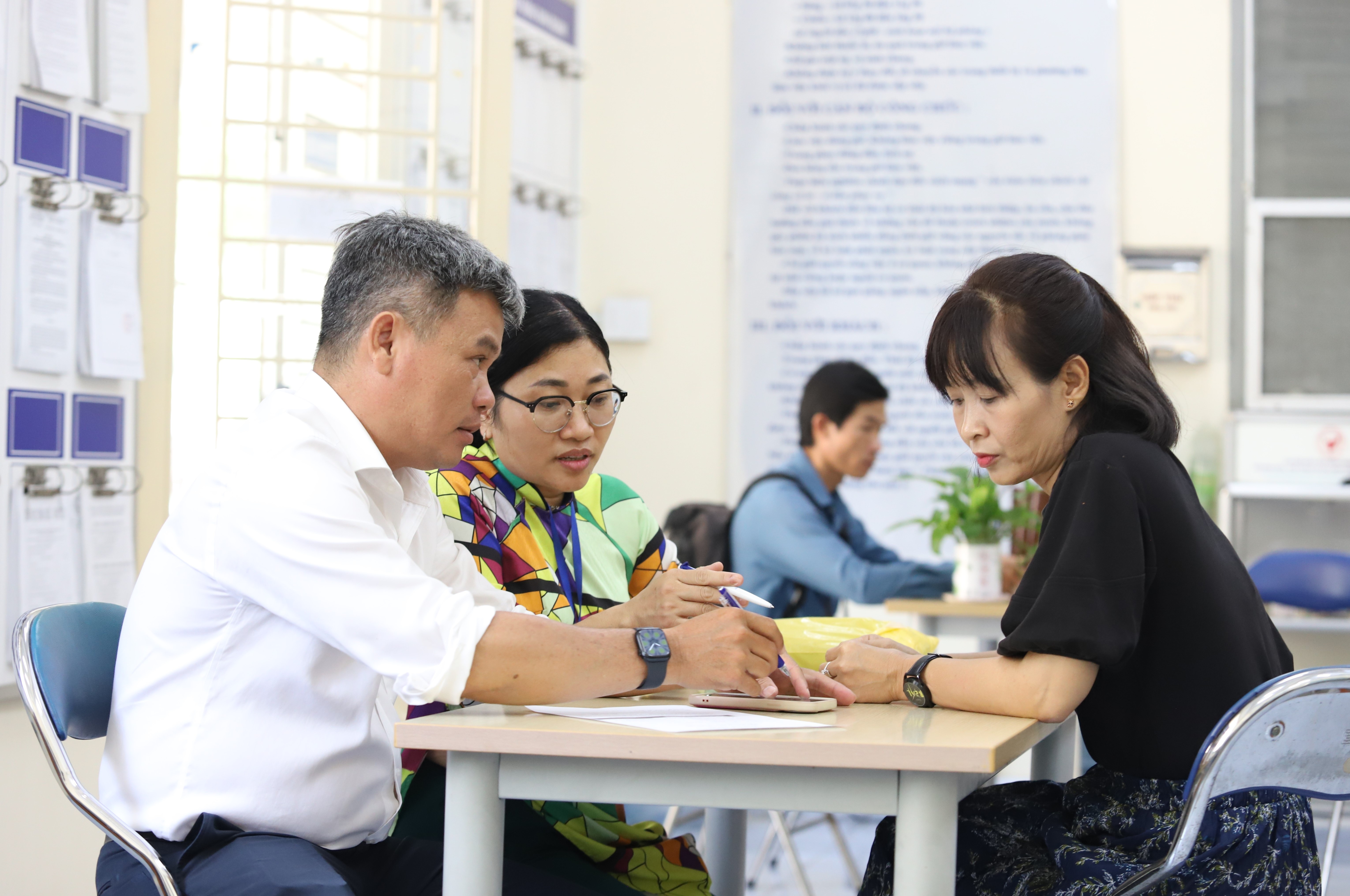 De xuat bo che do ho tro them voi can bo khi TP.HCM sap xep bo may hinh anh