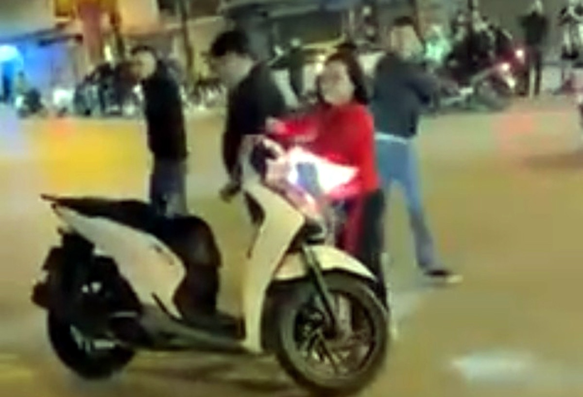 Xac dinh nhom thanh nien vut that lung nguoi dung canh xe SH o Ha Noi hinh anh