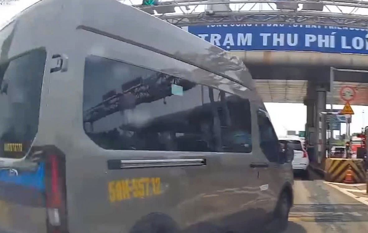 Xe khach tat dau truoc tram thu phi cao toc TP.HCM - Long Thanh hinh anh