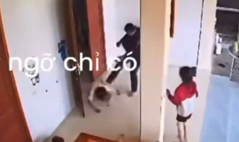 Nguoi dan ong dung gay inox danh toi tap vo con hinh anh