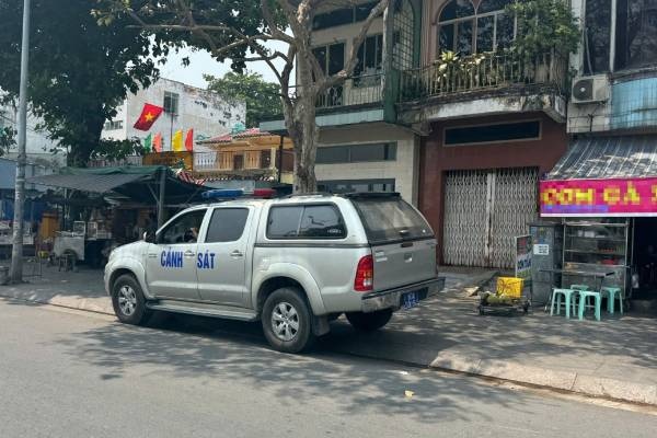 Dang ngoi nhau tren via he, nam thanh nien bi nguoi la dam tu vong hinh anh