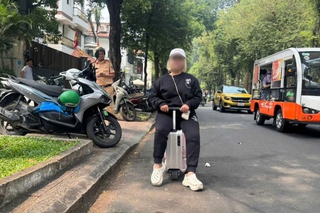 Xu phat 2 nguoi dieu khien vali chay tren duong pho o TP.HCM hinh anh