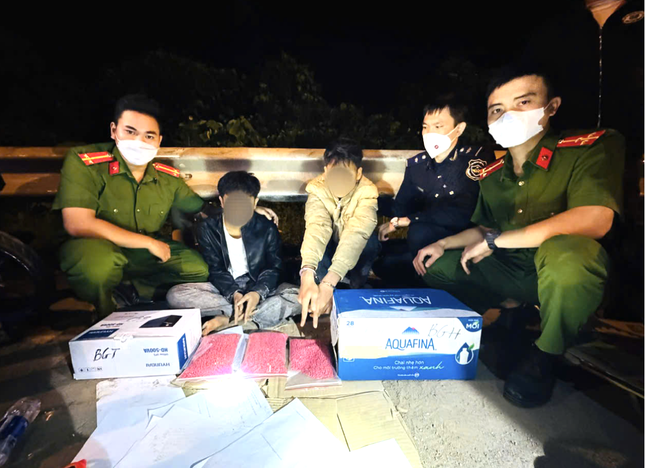 Bat qua tang vu van chuyen 30.000 vien hong phien hinh anh