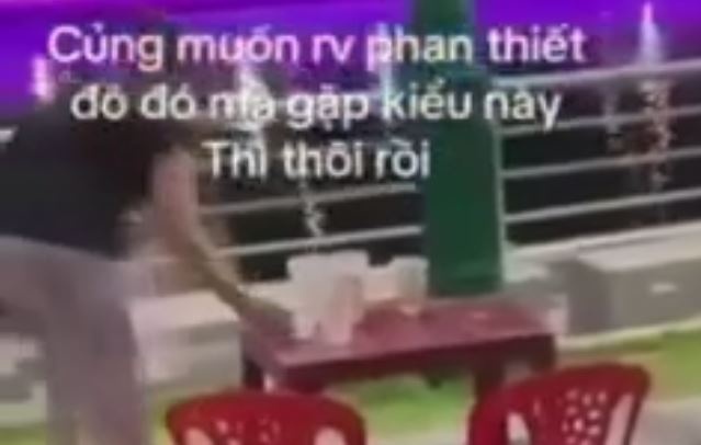 Khach ngo ngang khi chu quan thang tay nem toan bo ly nhua xuong song hinh anh