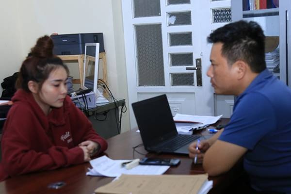 Chu no keo dong bon den nha uy hiep bo cua nguoi vay no hinh anh