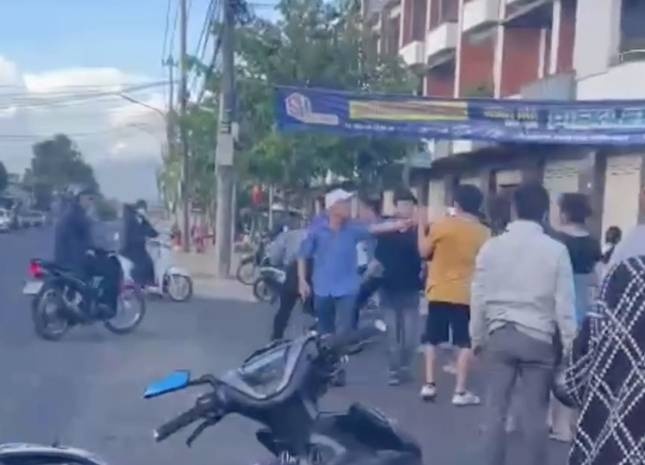 Trieu tap 7 nguoi lien quan vu 3 nguoi dan ong lon tuoi bi vay danh hinh anh