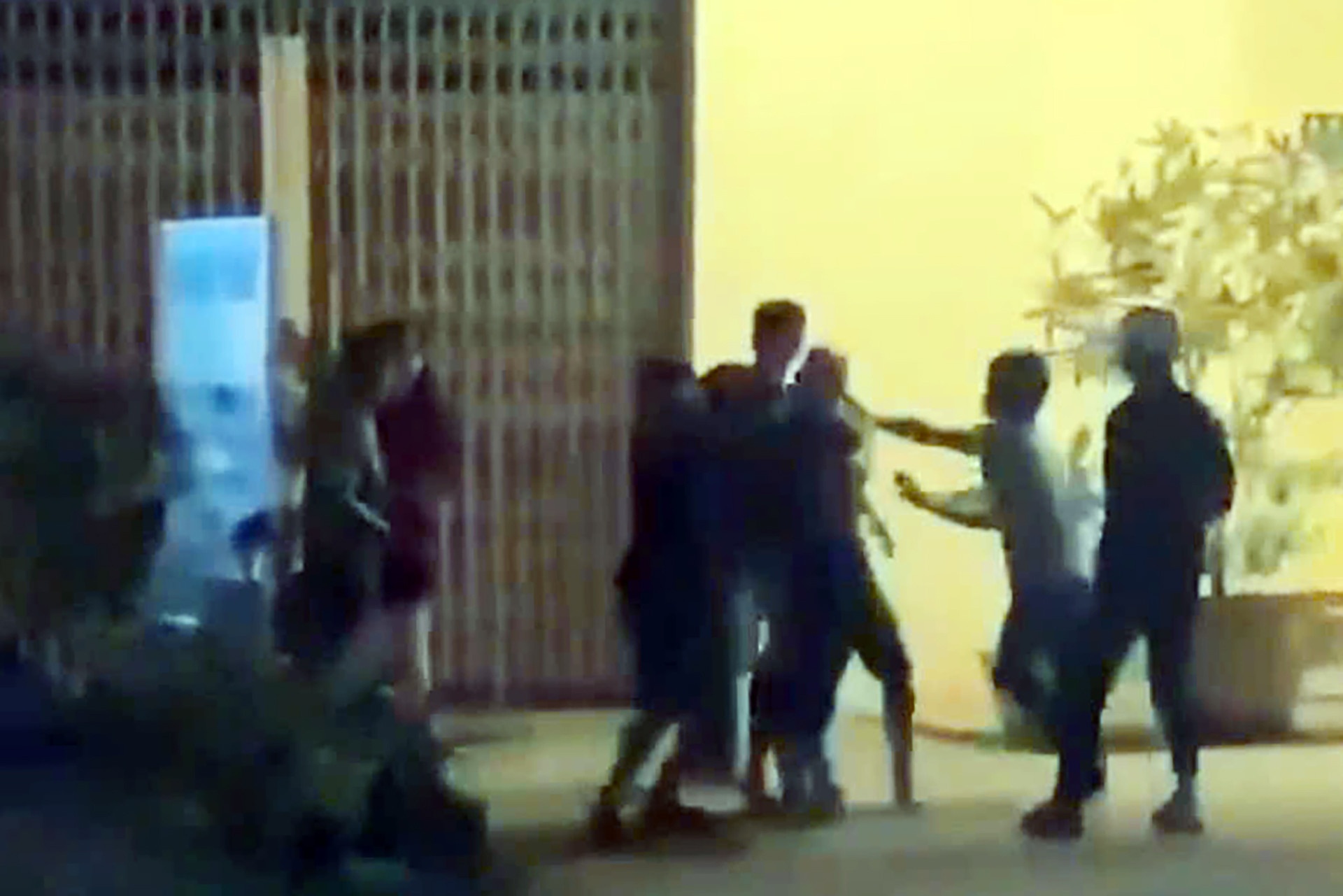 Cha tu vong, con trai nhap vien sau vu au da giua dem hinh anh