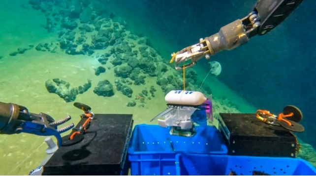 Robot sieu nho cua Trung Quoc chinh phuc diem sau nhat Trai Dat hinh anh