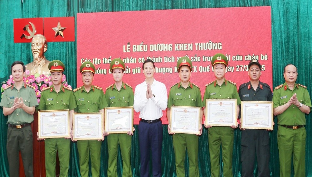 Chu tich tinh Bac Ninh khen thuong cong an giai cuu be gai hinh anh