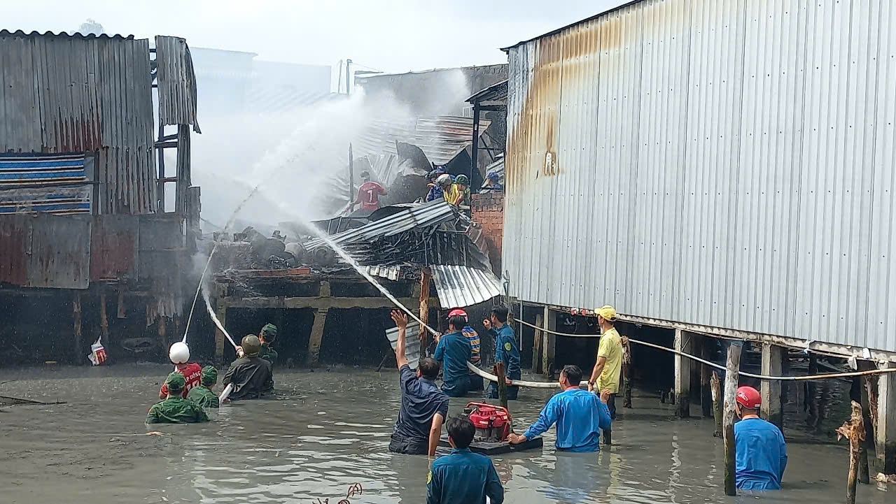 Chay nha Ca Mau anh 1