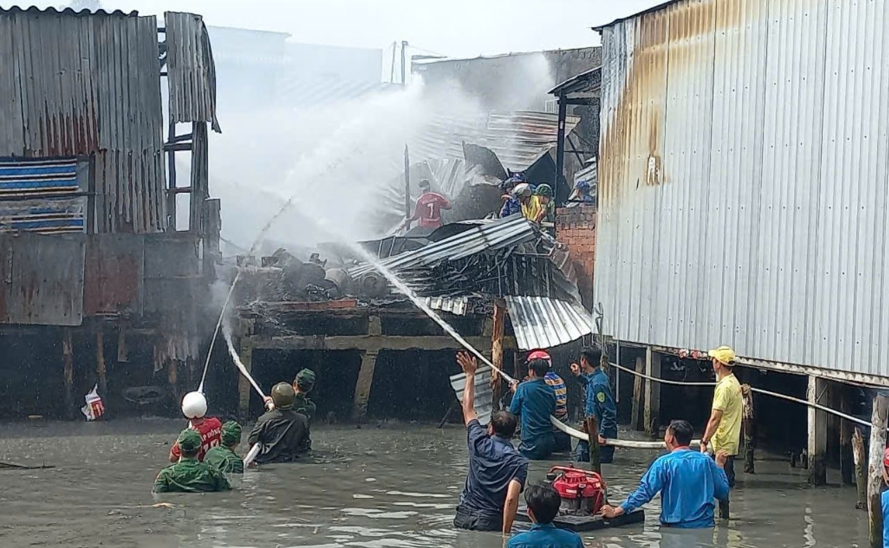 Chay 5 can nha o Ca Mau hinh anh